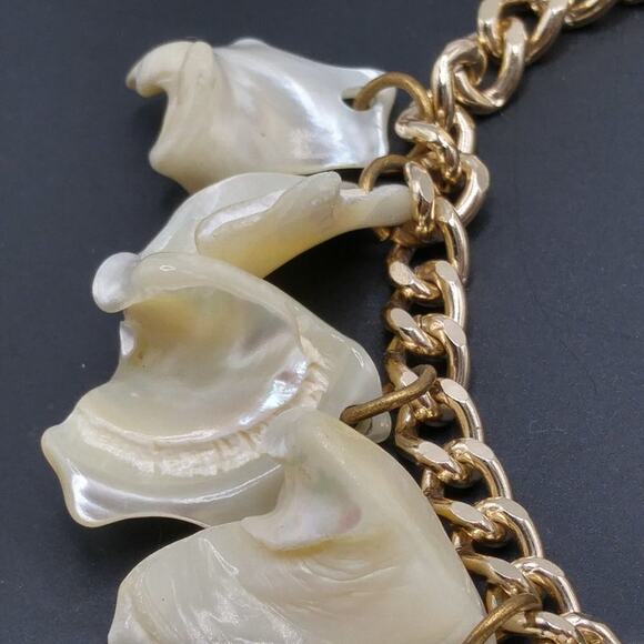 Vintage Mother of Pearl MOP Shell Bracelet, Gold Tone Chain, 8 Inches, 1950s - Picture 2 of 14